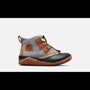Youth Sz 5, low Sorel boot. Waterproof. Very comfortable.
